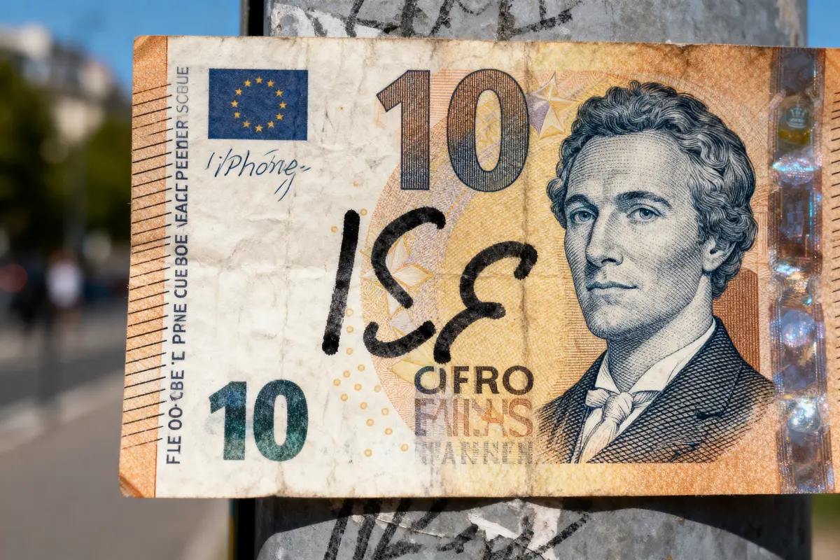 Billet de 10 euros modifié par des inscriptions manuscrites "iPhone" et "ISF".
