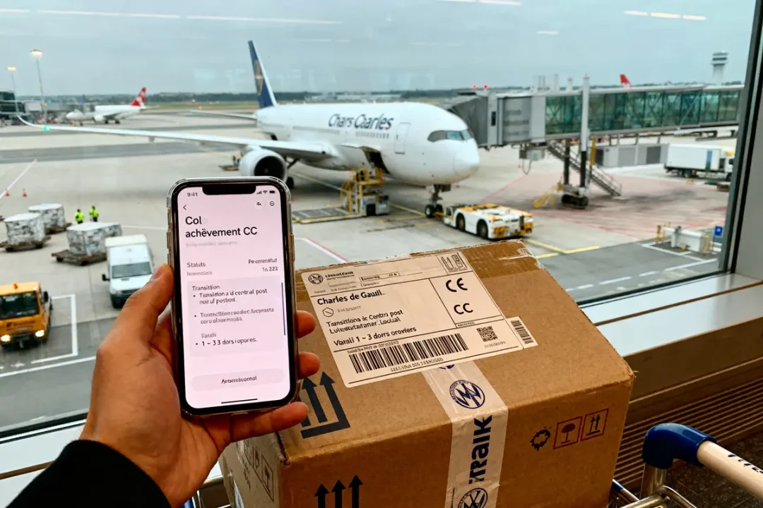 Avion à l'aéroport avec suivi du colis après l'achèvement à CDG sur smartphone