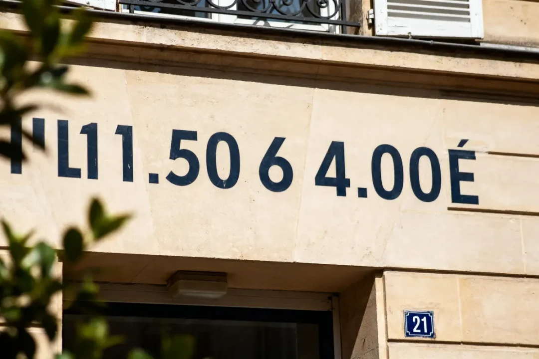Numéros sur un bâtiment public avec identifiant de structure publique visible en façade claire
